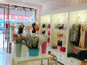 傲雪棋內(nèi)衣店面圖