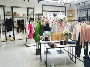 己閑女裝店面圖