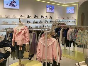 麥樂鴨童裝店面