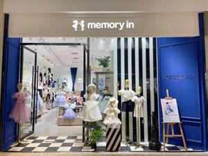 兩個(gè)小朋友童裝店鋪圖