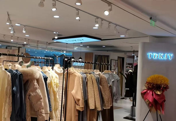 汀丁可女裝貴州六盤水與河北新樂店盛大開業