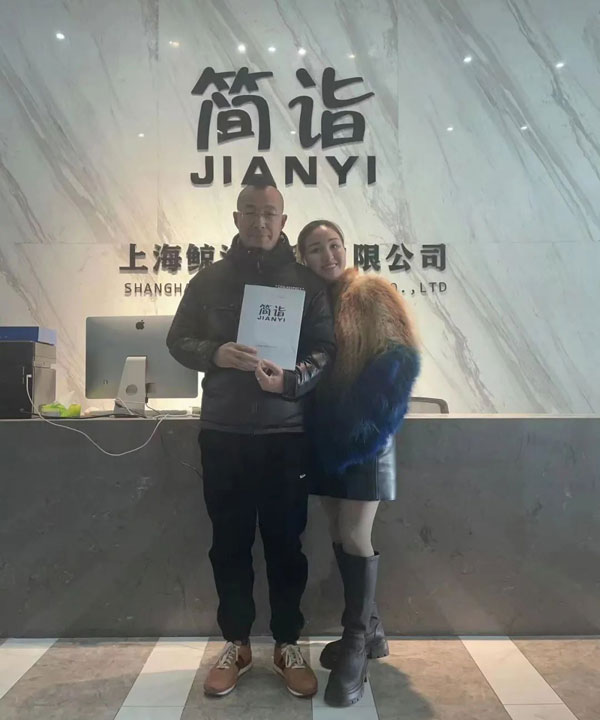 熱烈祝賀淮安陳先生與簡詣女裝簽約合作