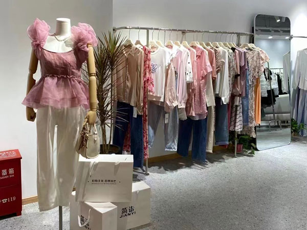 熱烈祝賀淮安陳先生與簡詣女裝簽約合作